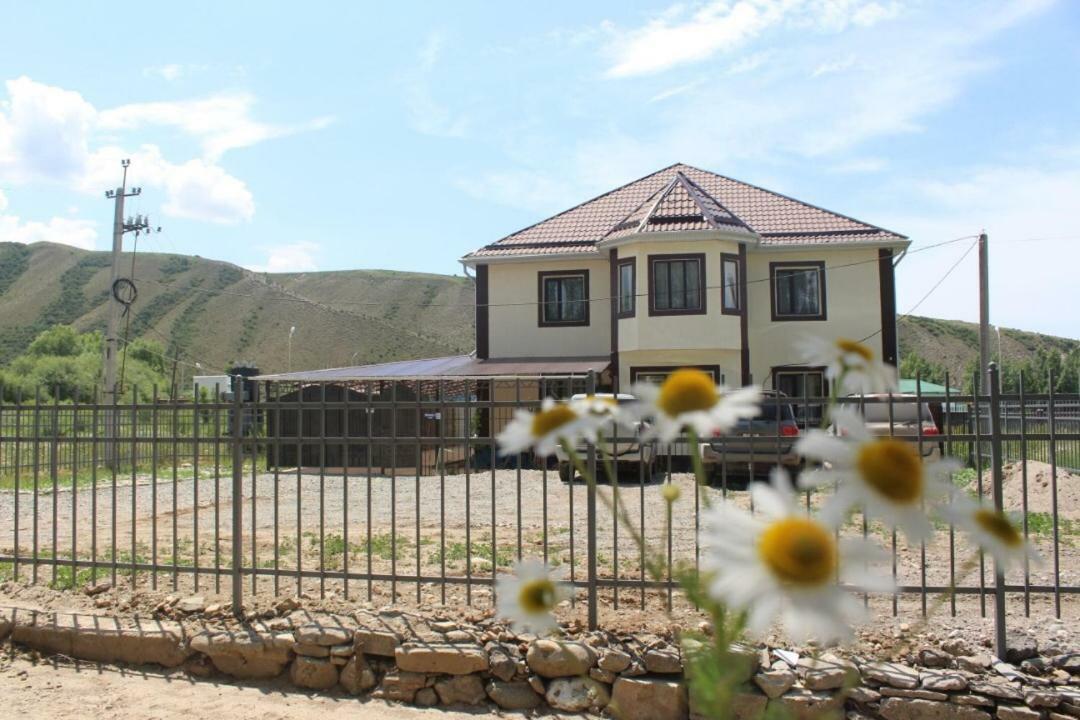 Mount Yard Karakol Hotel Bagian luar foto